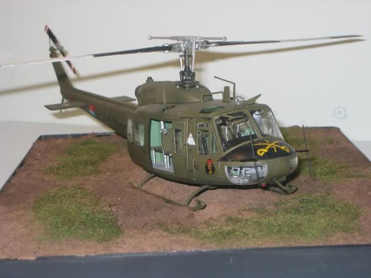 Easy model вертолеты. Uh 48. Bell uh-1d. Uh 1y venom модель 1/48. Вертолет ирокез uh-1 модель 1/72 ревел.